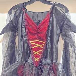 Pre-Loved Halloween Women Dracula Costume. Black & Red Size M(8-10)